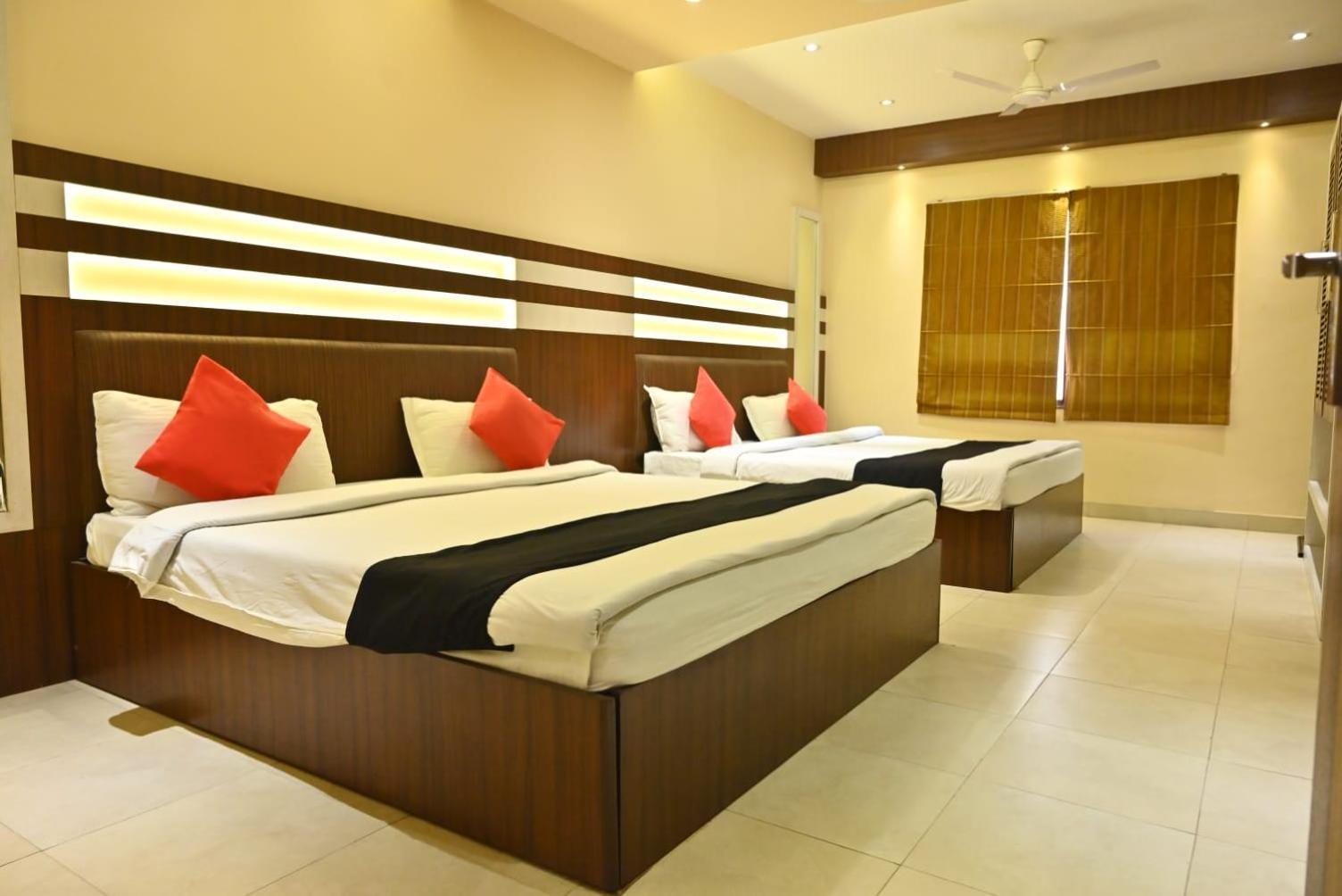 Hotel Royal Cottage Канпур Екстер'єр фото